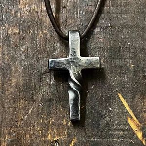 Nuova collana Twist Cross per uomini e donne che indossano regali decorativi 3D squisiti guardiani per i tuoi cari - Product Image 3