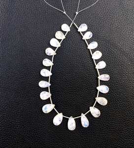 Véritable 20 Pièces Pierre de Lune Arc-en-ciel Naturelle à Facettes en Forme de Poire Bleue Flashy pour la Fabrication de Bijoux en Gros - Product Image 2