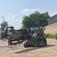 Chargeuse compacte sur chenilles avec accessoire de creusement de fossés pour la réparation de câbles télécoms et l'entretien des infrastructures routières – Durable