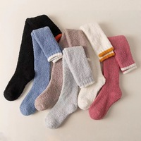 Échantillons gratuits Chaussettes douces en polaire corail épaisses à motif de dessin animé respirantes écologiques pour femmes au-dessus du genou pour l'hiver