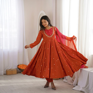 Ensemble de costume Anarkali orange avec dupatta rose, broderies dorées et miroirs, en soie romaine, longueur ras du sol, style ethnique indien pakistanais, pour soirée - Product Image 1