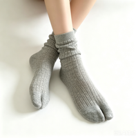 Calcetines OEM de algodón de color liso para mujer, estilo japonés Tabi, con diseño de costilla vertical, punta dividida y estilo holgado, venta al por mayor