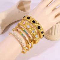 JUSNOVA Bracelet manchette martelé en acier inoxydable plaqué or 18 carats pour femme, étanche, avec perles et zircons cubiques colorés irréguliers, bijoux