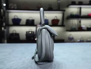 Mini sac fourre-tout et sac bandoulière gris clair à texture galetée - Product Image 4