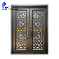 Porte d'entrée double en fer forgé de luxe avec accents dorés, décor floral orné et verre dépoli pour villa