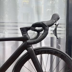 Vélo de route <span class=keywords><strong>a</strong></span>érodynamique en fibre de carbone DFQ Shi Mano 105di2 Oem Sk0 2 700c & spécifications Frein à disque hydraulique Vélo de course léger Super léger - Product Image 2