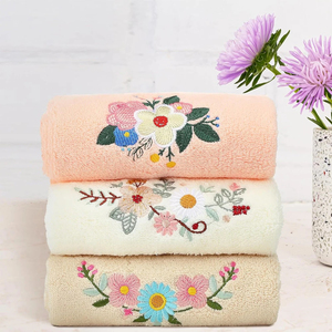 Serviettes brodées personnalisées de couleur blanche disponibles pour la plage et la salle de bain à prix raisonnables, serviettes brodées en vente - Product Image 2