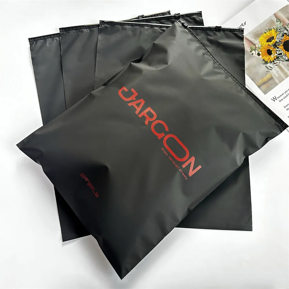 Buzlu siyah özel fermuarlı çantalar baskı kırmızı Logo kaymak kilitli giysi plastik poşetler iş biyobozunur için paket ambalaj