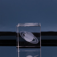 Cube en verre avec des gouttes de pluie sculptées, des nuages, une lune, un système solaire, décoration de bureau moderne minimaliste créative, ornement apaisant et réparateur