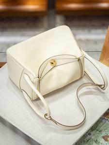 Nuevo Bolso Bandolera Rojo Versátil y Lindo para Mujer, Diseño Exclusivo de Piel Genuina con Forma de Almohada, Dos Estilos Modernos - Product Image 2