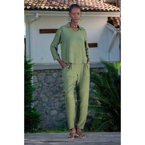 ชุดเสื้อคอวีผ้าวิสโคสสำหรับผู้หญิงและกางเกงจีบมีกระเป๋า พร้อมแขนเสื้อสามส่วนแบบไหล่ตก - Product Image 1