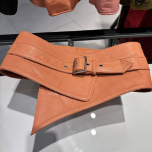 女性用本革ワイドコルセットウエストベルト、アシンメトリーポイントヘム、調節可能なシープスキンウエストバンド - Product Image 3