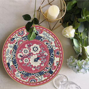 Vente en gros de vaisselle en porcelaine osseuse service de table en céramique à fleurs rouges assiette de présentation de mariage pour événements et services de restauration - Product Image 1