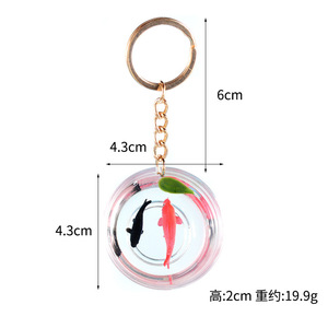 Los llaveros y colgantes de peces dorados y koi se venden con gran rapidez en los puestos de los mercados nocturnos, convirtiéndolos en recuerdos populares. - Product Image 5