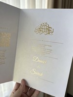 Carte d'invitation de mariage personnalisée à trois volets avec dorure à chaud et monogramme découpé