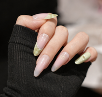Faux ongles adhésifs doux en amande, style français à carreaux verts avec dégradé rose, pour les voyages et les rendez-vous