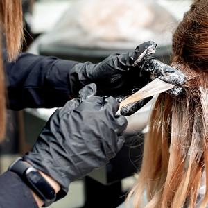 Guantes impermeables <span class=keywords><strong>de</strong></span> PVC resistentes a químicos para permanente y teñido <span class=keywords><strong>de</strong></span> cabello desechables sin polvo negro 4mil guantes <span class=keywords><strong>de</strong></span> vinilo para peluquería - Product Image 3