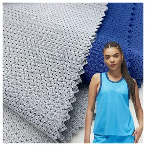 Vêtements de sport 100% polyester tricoté chaîne 120GSM tissu de maille de sport à oeillet à séchage rapide pour les tshits de football