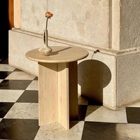 Table basse moderne en travertin naturel poli, grande dalle, haut de gamme pour usage hôtelier