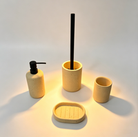 Ensemble d'accessoires de salle de bain effet travertin beige en gros : distributeur de savon, porte-brosse WC, gobelet et porte-savon pour la maison