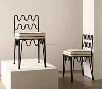 Chaise de salle à manger Jaguar DZ03-1 en fer forgé ondulé de style antique français, cadre noir mat, double coussin en cuir PU blanc, stable, pour hôtel