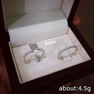 Anello di Fidanzamento H150 con Diamante Taglio Smeraldo in Oro Bianco, Anelli con Diamanti Naturali Colore D e Pietre Laterali per Donna - Product Image 2