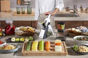 ONCE for ALL <span class=keywords><strong>Mandoline</strong></span> de Sécurité 5 <span class=keywords><strong>en</strong></span> 1, Hachoir à Légumes, Coupe-Aliments, Coupe-Légumes <span class=keywords><strong>en</strong></span> Bandes, Coupe-Julienne, Coupe-Dés, <span class=keywords><strong>Épaisseur</strong></span> <span class=keywords><strong>Réglable</strong></span> 0,1-8 mm - Product Image 6