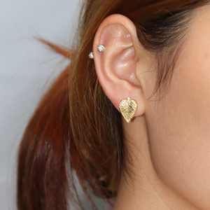 Pendientes de Botón de Plata de Ley 925 Chapados en Oro <span class=keywords><strong>Chris</strong></span> April con Textura Orgánica de Hoja Vívida y Microdiamantes - Product Image 5