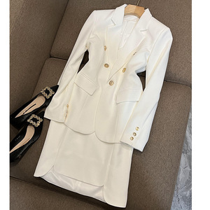 Bộ thiết kế Pháp thanh lịch hai mảnh gồm áo vest trắng và chân váy, kèm áo khoác kiểu cách có trang trí khuy, cổ chữ V, bộ thời trang. - Product Image 5