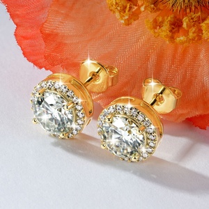 Venta al por mayor de fábrica: Pendientes clásicos de moissanita VVS GRA de 1 quilate con corte redondo y relleno de oro de 14k para mujer, uso diario - Product Image 6
