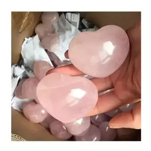 Bola de cuarzo rosa tallada en forma de corazón, piedras de cristal naturales para decoración del hogar, venta al por mayor