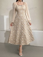 Motif 3D unique et distinctif, texture en relief et détails embossés, jacquard tissé pour la confection de robes florales tendance