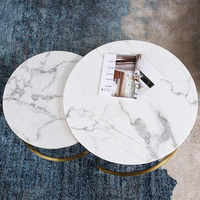 Ensemble de tables basses modernes de luxe avec plateau en marbre et base dorée pour salon, design en panneaux métalliques