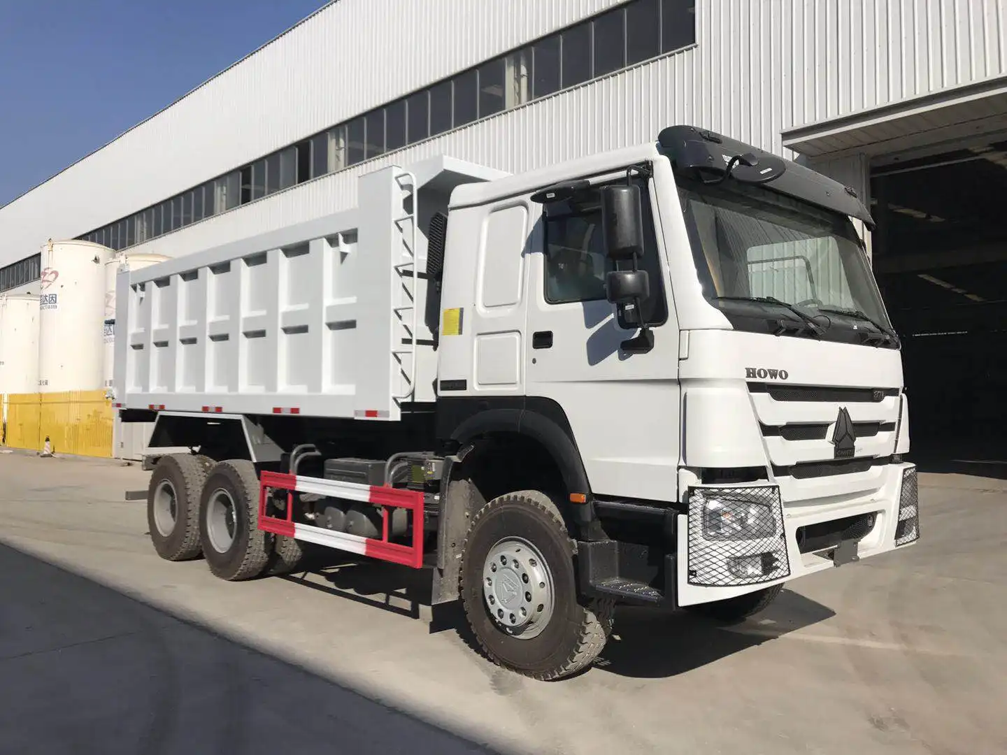 Sinomada公式工場価格SINOTRUKHOWOトラック25トン371HP特殊ティッパーダンプトラックを広く使用