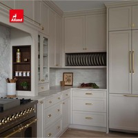 Lemari Dapur Kayu Solid Shaker Berwarna Putih Hangat Gaya Transisi Mewah dari Alland Group dengan Pulau Dapur Besar untuk Dapur Villa