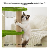 Ensemble de meubles écologiques pour chat combinant une structure d'escalade verticale, une planche à gratter horizontale et un hamac suspendu en coton