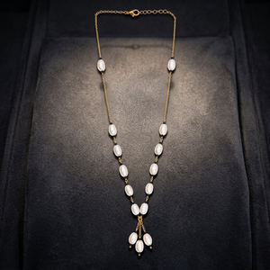 Collier personnalisé en laiton italien plaqué rhodium avec perles d'eau douce et saphirs bleus, pendentif cascade à pompon, pour mariage - Product Image 4