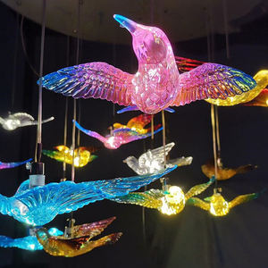 Красочный декор в форме птицы, лестница, длинная гостиничная столовая, хрустальная люстра и подвесной светильник - Product Image 3