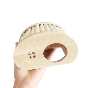 Abri pour petits animaux en bois artisanal avec deux entrées et une finition lisse, idéal pour l'enrichissement des rongeurs - Product Image 4