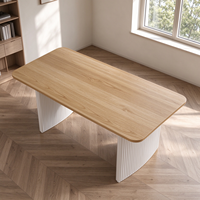 Table à manger rectangulaire minimaliste moderne avec base en piédestal blanc cannelé et plateau en bois grainé, table créative pour l'ameublement de la maison