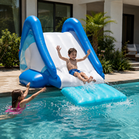 Grand jouet gonflable flamant rose pour piscine avec poignées de sécurité, pulvérisation d'eau, matière PVC, capacité 400 lbs. Capacité 12 ans