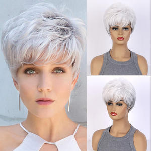 Nuova <span class=keywords><strong>Parrucca</strong></span> da <span class=keywords><strong>Donna</strong></span> <span class=keywords><strong>Grigia</strong></span> alla Moda con Frangia Corta, in Fibra Sintetica Resistente al Calore, Realizzata a Macchina, Riccioli Naturali, Stile Europeo e Americano, per Commercio Transfrontaliero - Product Image 4