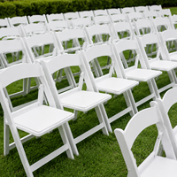 Chaises pliantes rembourrées en résine blanche empilables de haute qualité pour événements extérieurs, mariages et fêtes en gros