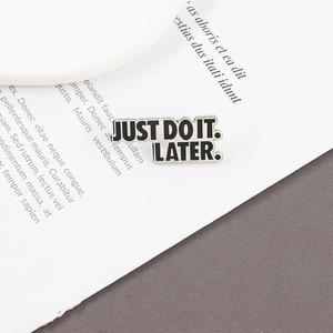 Lo haré más tarde con un pin esmaltado en inglés, un regalo para procrastinadores. - Product Image 4