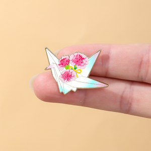 Broches en émail souple personnalisées en gros, motif grue d'<span class=keywords><strong>origami</strong></span> et fleur, imprimées UV, plaquées or, broches en métal motif grue de papier, accessoire floral en stock - Product Image 6
