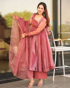 ชุดเดรสผ้าโปร่งบางพรีเมี่ยมลายปลาแซลมอนหรูหราแวววาวชุดปาร์ตี้ทันสมัยพร้อมงานฟอยล์เย็บตะเข็บอย่างเต็มที่ - Product Image 3