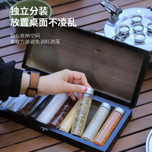 Caja de condimentos retro de madera con 10 tarros de vidrio y bisagra de latón para uso en camping y exteriores, diseño rectangular vertical. - Product Image 5