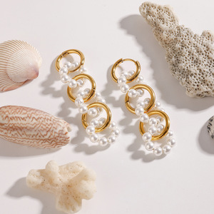 Pendientes de Aro con Perlas Yueli, Diseño Geométrico de Acero Inoxidable Dorado, para Uso Diario, para Mujer - Product Image 2