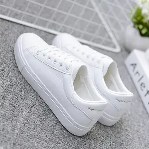 2022 nuovi stili PU Leather Ladies Flat Casual Sport Sneakers da donna scarpe da passeggio