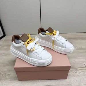 Baskets compensées de luxe en cuir véritable pour femme, couleur contrastée blanc-marron, semelle épaisse, chaussures de créateur tendance pour la marche quotidienne - Product Image 2